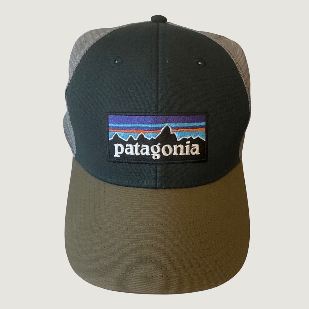 3066 | Patagonia P-6 Logo Trucker Hat Snapback Cap Green Grey OSFA